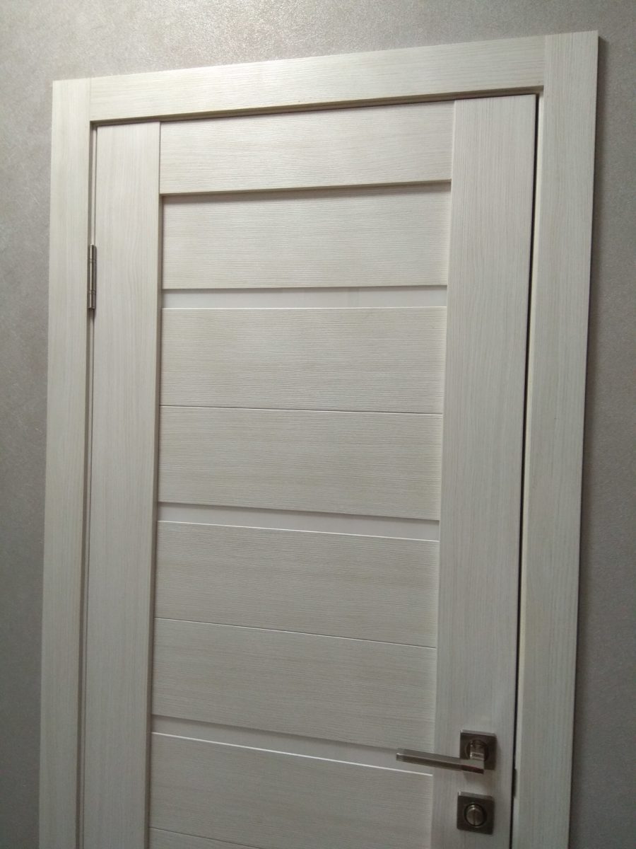 Ось так виглядає із загального коридору двері, яка відкривається в коридор, тобто на нас:   Ось так виглядає двері, яка відкривається в кімнату, тобто всередину:   Необхідно стежити за тим щоб полотно при відривання не закривати вимикач