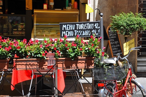 Аналог «наших» комплексних обідів можна знайти в ресторанах, вхід в які прикрашений табличкою - MENU TURISTICO (туристичне меню)