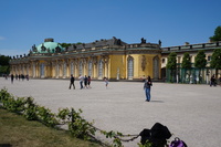 Район розташований на захід від центральної частини міста, і знаменитий тим, що тут знаходиться палацово-парковий ансамбль Сан-Сусі - головна визначна пам'ятка Потсдама