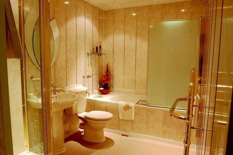 Вибираючи оздоблювальний матеріал для ванної кімнати, хочеться, щоб він був не тільки красивим, але і практичним
