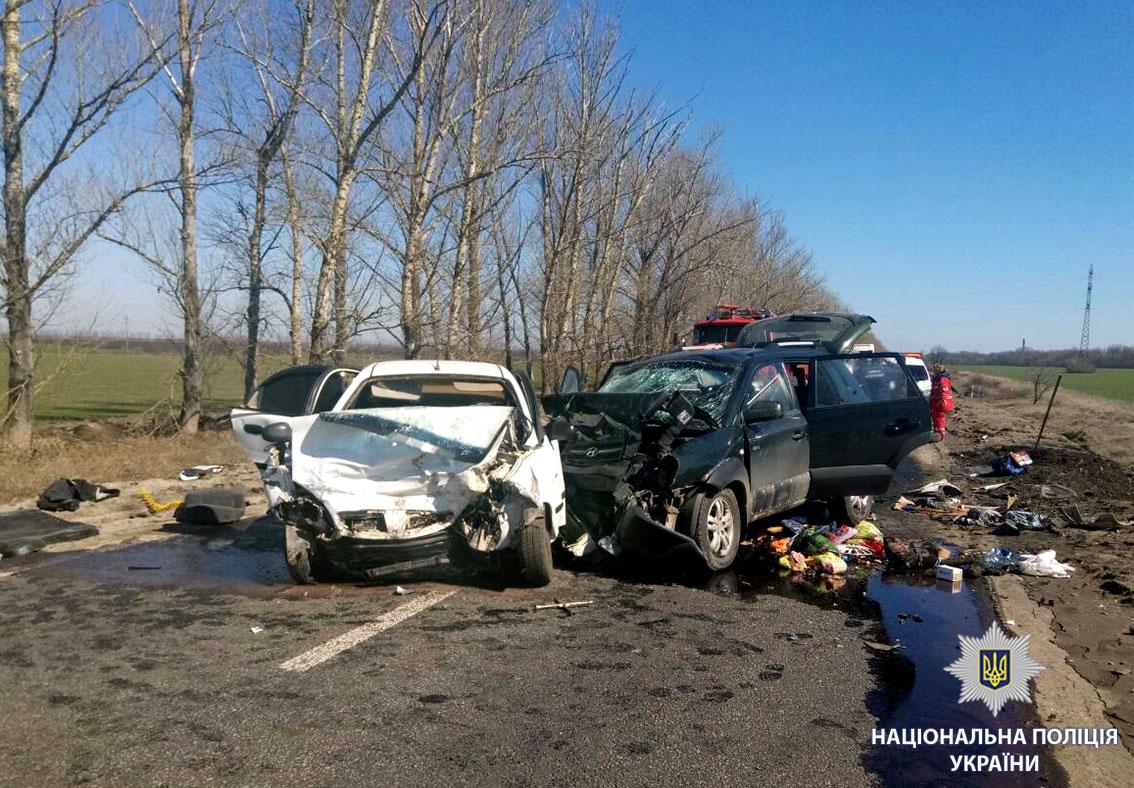 За відомостями поліції, водій позашляховика Hyundai Tucson виїхав на зустрічну смугу руху і зіткнувся з автомобілем Daewoo Lanos