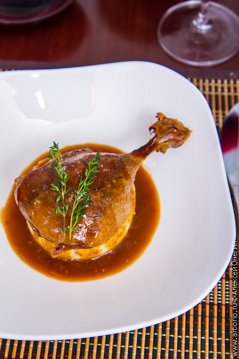 Конфі з качиних ніжок - confit de canard - вважається класичним рецептом, але подібним же чином можна готувати гусака, свинину, кролятину і навіть курку