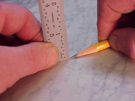 Фіксуємо олівець так, щоб його гострий стрижень досягав позначки в 0,8 мм (1/32 ) щодо столу