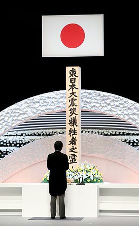 Прем'єр-міністр Абе покладає квіти на вівтар під час урядової церемонії, присвяченій річниці катастрофи 11 березня в Національному театрі в Токіо 11 березня 2018 р