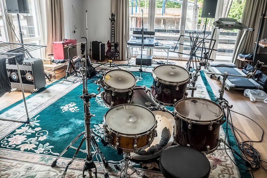 У Родіона є окрема кімната для музичних інструментів