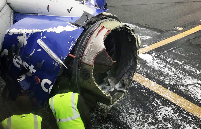 В інциденті з тим, що вибухнув двигуном Боїнга одну пасажирку практично засмоктало в розбите вікно   Пошкоджений двигун пасажирського літака авіакомпанії Southwest Airlines   Фото: epa / vostock-photo   Москва