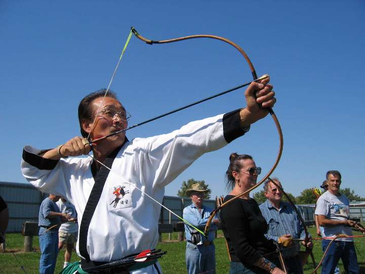 Корейська традиційний стрілок з лука (стріляє з кільцем)