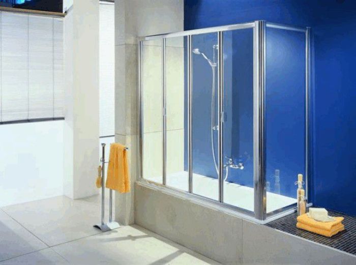 Подібне рішення дозволять не тільки досягти візуального збільшення простору, а й поєднати в одному пристрої переваги ванної та душової кабіни