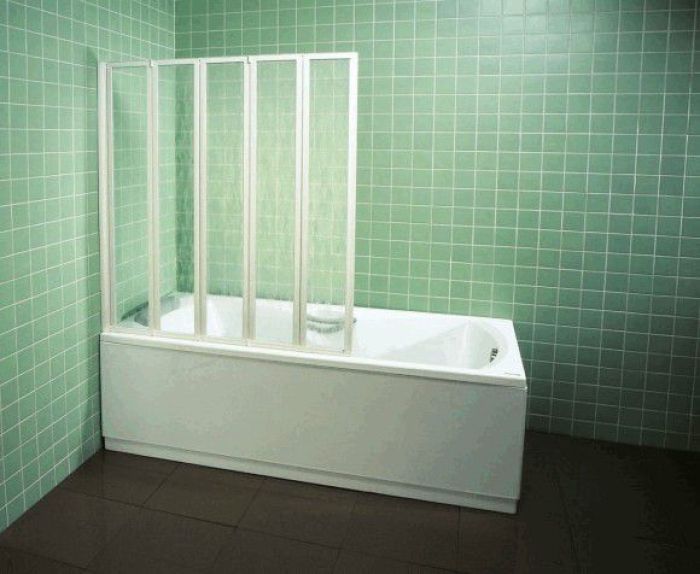 Розсувні шторки, встановлені у ванній кімнаті, можуть мати різну кількість секцій - 2-6