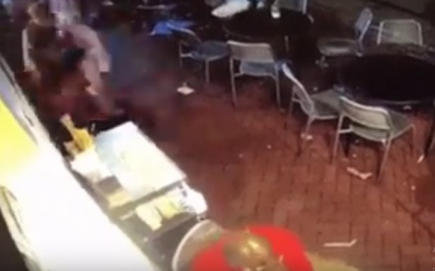 На відео, знятому камерою спостереження в одному з кафе, вона спокійно займалася робочими справами, як раптом один з клієнтів чіпає її за сідниці