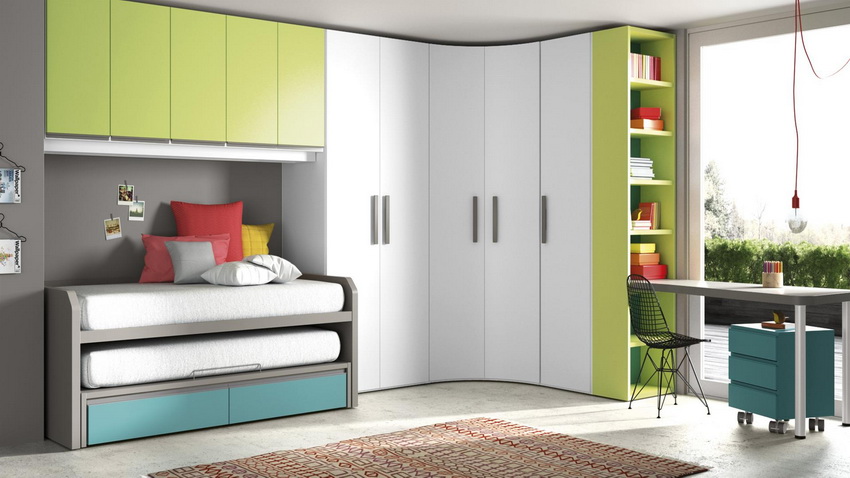 Різні варіанти розташування наочно можна побачити на фото вбудованих шаф в спальню