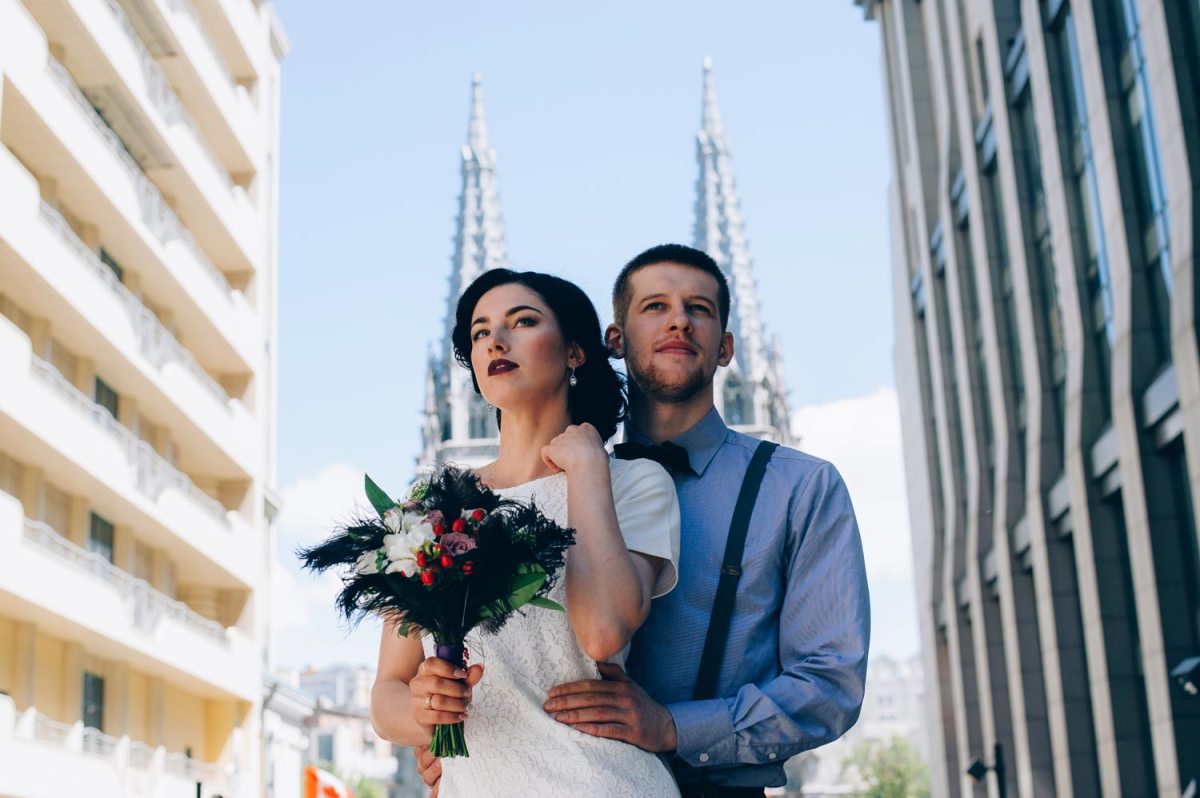 Весільна фотосесія біля Миколаївського костьолу може стати або частиною вашої загальної фотосесії, або єдиним місцем, де ви проведете фотосесію