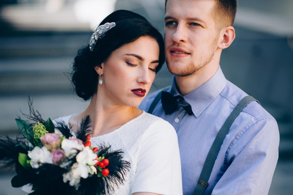Також весільний фотограф може відвести наречений і наречену через вулицю якраз навпроти костьолу, де можна отримати фотографії з видом на шпилі костелу